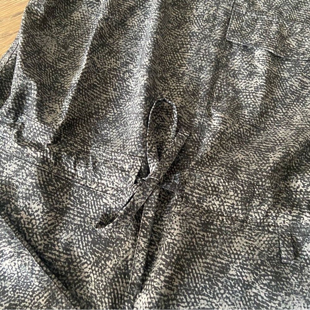 Athleta Topanga Print Jumpsuit
Size Xsmall
Color: Hues of Gray & Black - Picture 10 of 10